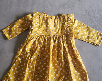 Robe jaune d'or broderie anglaise 12 mois