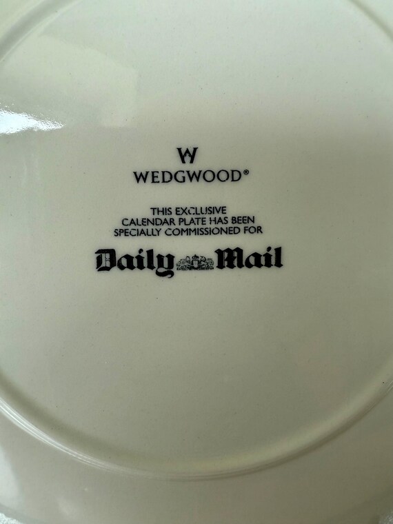 Wedgwood calendar plate commemorating the 80th birthday of Her 