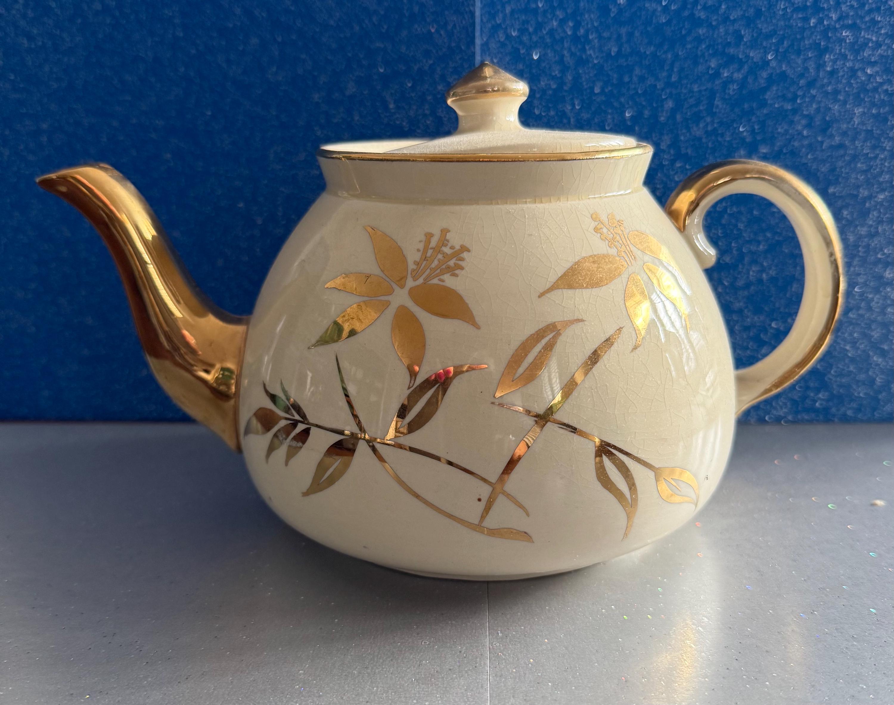 Théière et couvercle chinoise en émail cloisonné En vente sur