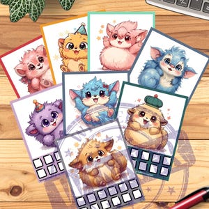 Könnte beinhalten: Eine Sammlung farbenfroher Karten mit entzückenden Cartoon-Kreaturen. Jede Karte hat ein einzigartiges Kreaturen-Design in Rosa, Blau, Gelb und Lila. Die Karten sind auf einer Holzoberfläche mit einem Taschenrechner, einem Stift und einer Pflanze angeordnet.