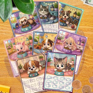 Op de afbeelding: Een verzameling van zeven rechthoekige spaarchallenge-kaarten met kleurrijke cartoonillustraties van dieren, waaronder katten, honden, een fret, een varken en een konijn die uit bakjes eten, met omtrekken voor het bijhouden van spaardoelen.