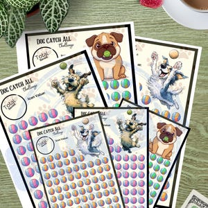 Peut inclure: Plusieurs cartes imprimées avec des illustrations de chiens et le texte "Dog Catch All Challenge". Chaque carte présente une race de chien différente et des graphiques de balles colorées. Les cartes sont sur une surface en bois avec une tasse de café et des bonbons.