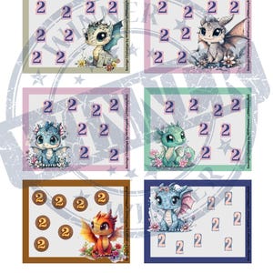 Puede incluir: Seis tarjetas de bingo imprimibles diferentes con adorables dragones de dibujos animados con escamas y fondos de diferentes colores. Cada tarjeta tiene el número 2 impreso varias veces.