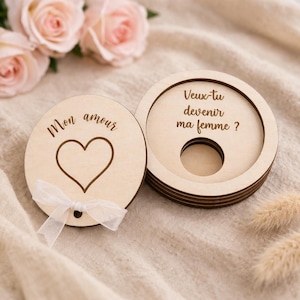 Peut inclure: Coffret de proposition en bois avec un cœur et les mots "Mon amour" et "Veux-tu devenir ma femme ?" gravés sur les couvercles. Comprend un nœud en ruban blanc. Parfait pour une demande en mariage romantique.