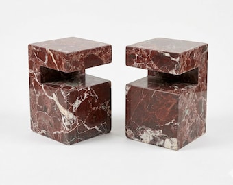 カスタムメイドのロッソ・レヴァント・イタリアン大理石ナイトスタンド、高級レッド大理石サイドテーブル、特注C字型エンドテーブル、職人技による石材家具、モダン