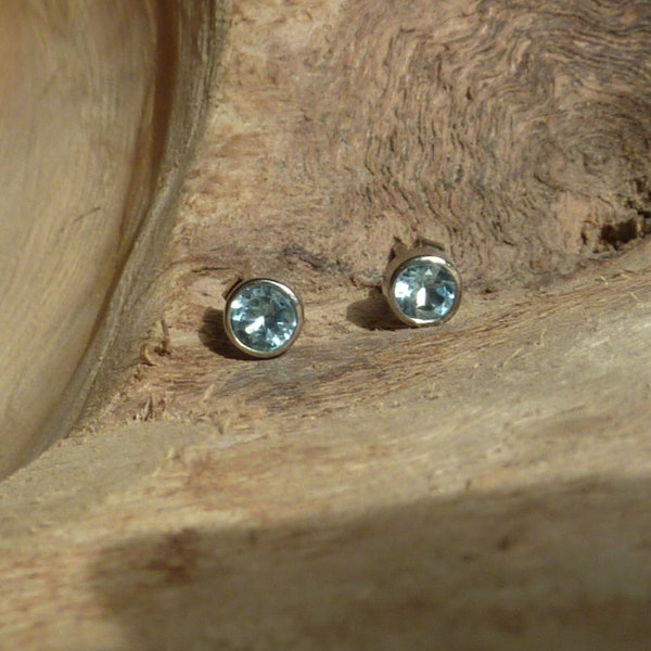 Süsse Ohrstecker aus 925er Silber mit Blautopas, 4 mm, 1000100