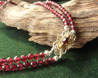 Subtle, enchanting choker made of 925 silver and faceted garnets, 2 courses