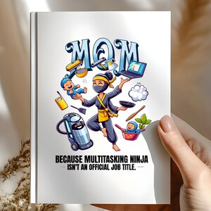 Op de afbeelding: Een witte kaart met het woord "MOM" in blauw, met een cartoon ninja die met huishoudelijke artikelen en een baby jongleert. De tekst luidt: "BECAUSE MULTITASKING NINJA ISN'T AN OFFICIAL JOB TITLE."