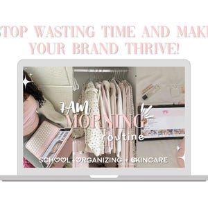以下が含まれることがあります： 「7 AM MORNING routine」というタイトルのピンクと白を基調としたビデオが映し出されたラップトップの画面。ビデオには「SCHOOL ORGANIZING + SKINCARE」というテキストが表示されています。このビデオは、学校、整理整頓、スキンケアのための朝のルーティンについてです。
