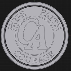 Pode incluir: Uma moeda redonda prateada com um design em relevo. A moeda apresenta a letra "A" em uma fonte estilizada, cercada pelas palavras "HOPE", "FAITH" e "COURAGE".