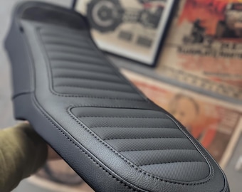 Siège BMW K, modèles K, K75, K100, K1100 pour 2 personnes dans un café racer de style scrambler.