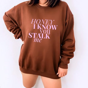 Felpa con slogan Y2K per donna / Maglietta divertente con meme Y2K / Maglietta Genz maledetta / Maglietta con testo Pinterest / Maglione con ragazze hot / So che mi perseguiti