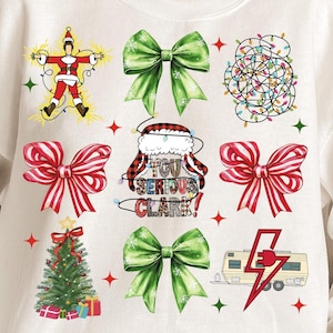 Könnte beinhalten: Weißes Sweatshirt mit weihnachtlichem Design. Das Design umfasst Bilder von Lichterketten, Schleifen, einem Weihnachtsbaum und dem Satz "You Serious Clark!". Das Sweatshirt ist ein bequemer, lässiger Stil.