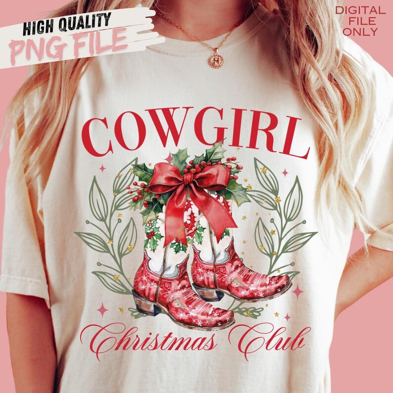 Op de afbeelding: Cr&egrave;mekleurig T-shirt met een grafische afbeelding. De afbeelding toont het woord "COWGIRL" in het rood boven een paar rode cowboylaarzen versierd met hulst en een rode strik. De tekst "Christmas Club" staat onder de laarzen. De woorden "HIGH QUALITY PNG FILE" en "DIGITAL FILE ONLY" zijn ook zichtbaar.