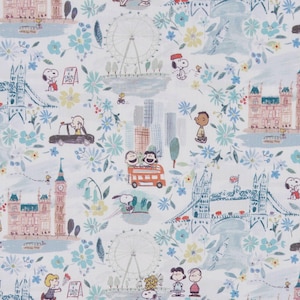 以下が含まれることがあります： ピーナッツのキャラクター、ロンドンのランドマーク、花柄が繰り返し描かれた白い生地。キャラクターはスヌーピー、チャーリー・ブラウン、ルーシー、ライナス。ランドマークはロンドン・アイ、ビッグ・ベン、タワーブリッジ。花柄は青、ピンク、黄色の色合いです。
