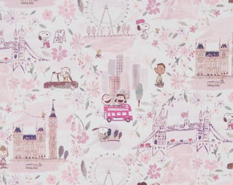 Può includere: Un tessuto rosa e bianco con un motivo ripetitivo di monumenti londinesi, fiori e personaggi dei Peanuts. I monumenti includono Big Ben, il London Eye e il Tower Bridge. I personaggi dei Peanuts includono Snoopy, Woodstock e Charlie Brown.