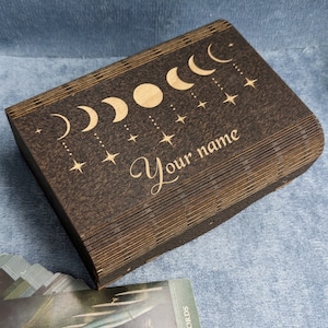 Caja personalizada para baraja de tarot. Caja de madera para guardar cristales con las fases de la luna. Caja para recuerdos del altar wiccano.