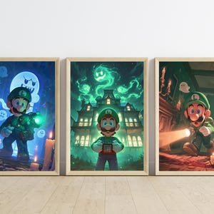 Puede incluir: Tres impresiones enmarcadas con un personaje de videojuego vestido de verde en un entorno espeluznante. El personaje sostiene un arma y está de pie frente a una casa encantada. Las impresiones están en un marco blanco con un passe-partout blanco.
