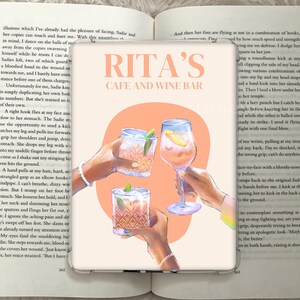 Puede incluir: Funda de teléfono con el texto "RITA'S CAFE AND WINE BAR" y una ilustración de tres cócteles. Las bebidas están en vasos transparentes con hielo y adornos.