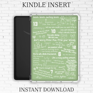 Puede incluir: Una funda Kindle con fondo verde y texto blanco. El texto incluye frases como "boom, boom, fucking boom" y "I'm only doing life for you." Las palabras "KINDLE INSERT" e "INSTANT DOWNLOAD" están arriba y abajo.