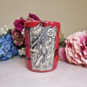 Könnte beinhalten: Rote Keramiktasse mit einer Schwarzweißillustration eines Charakters aus einem Manga oder Anime. Der Charakter sagt "Ugh, I feel like shit..." in einer Sprechblase.