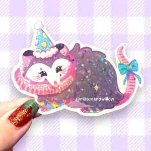 Sticker Clown Possum - Clowncore scintillant holographique scintillant violet Possum avec chapeau de clown, volants et chaussettes à rayures
