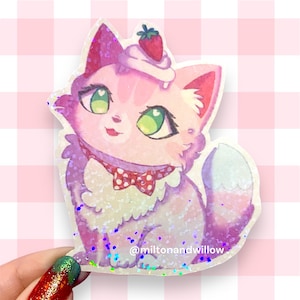 Sticker chat fraise - Sticker holographique scintillant arc-en-ciel chat tigré rose avec noeud papillon et chapeau fraise