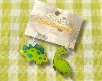 Kawaii Mismatched Dinosaurier Ohrringe: Handbemalter Dino Statement Schmuck