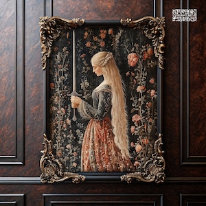 Pode incluir: Uma obra de arte emoldurada com uma mulher em um vestido medieval segurando uma espada. A obra de arte tem um fundo floral e está em uma moldura dourada e preta ornamentada. A mulher tem cabelos longos e loiros.
