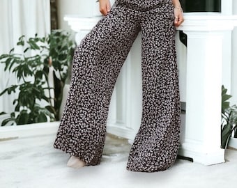 Pantalon à fleurs noir et blanc