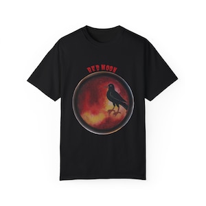 Red Moon Raven T-Shirt – Gothic Crow Tee – Dark Aesthetic Unisex Shirt – Halloween Moon Shirt – Witchy Bird Shirt – Comfort Colors