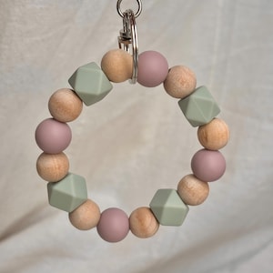 Llaveros de cuentas de silicona | Llavero pulsera | Cuentas de madera | Tonos neutros | Verde salvia | Ideas de regalos | Mamá | Amigo | Maestro