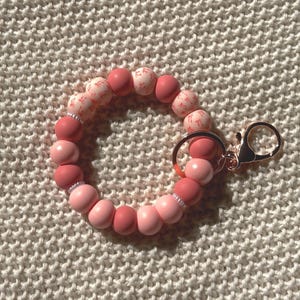 Lindo bolso de mano | Llavero rosa | Perlas de silicona | Pulsera | Nudo coqueto | Perla | Femenina Lindas ideas de regalos | Mamá | Amigo
