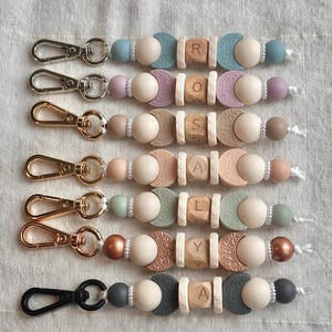 Llavero personalizado | Inicial de madera | Perlas de silicona | Media Luna | Flores | Minimalista | Tonos neutros | Ideas de regalos para mamá | amigo