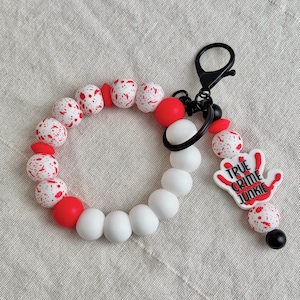Pulsera True Crime Junkie | Llavero de pulsera ? Perlas de silicona | llavero para muñeca | Salpicaduras de sangre | Regalo para amigo