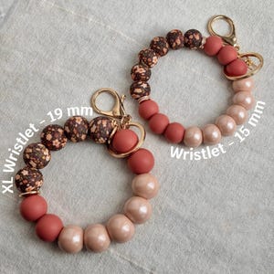 Pulsera floral | Llavero de muñeca | Perlas de silicona | Pulsera de flores | Tonos neutros | Ideas de regalos para mamá | Amigo | Maestro