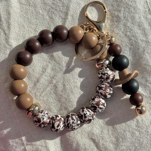 Pulseras de vaquero | Llavero de pulsera ? Cuentas de silicona marrón | Estilo occidental | Estampado de vaca | Ideas de regalos | Mamá | Amigo | Maestro