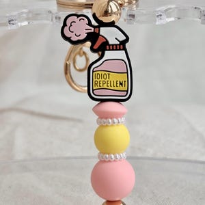 Idiotenabwehr Schlüsselanhänger | Rosa Silikonperlen | Anti-Idioten-Spray | Charme | Witzige Accessoires | Geschenkideen | Freund