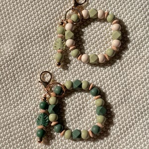 Bolso de mano verde | Llavero pulsera | Perlas de silicona | Charm de planta Monstera | Accesorios | Ideas de regalos | Mamá | Amigo | Maestro