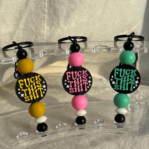 Que se joda este llavero de mierda | Llavero de pulsera ? Perlas de silicona | Cita divertida | llavero de muñeca | Ideas de regalos para un amigo