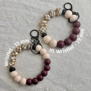 Pulsera roja vino | Llavero de muñeca | Perlas de silicona | Patrón de tartán beige | Correa | Ideas de regalos | Amigo | Mamá | Maestro