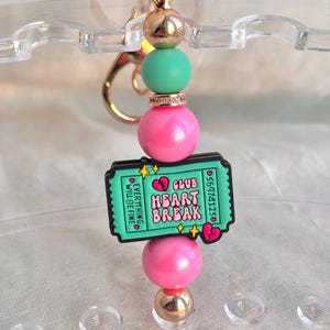 Llavero del Club del Desamor | Perlas de silicona | Club de lectura | Encanto brillante | Amante de los libros | Accesorio | Ideas de regalos | Amigo