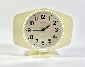 Donnez une touche d'élégance rétro à votre intérieur avec notre horloge hexagonale vintage