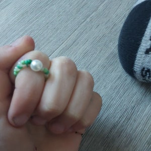 Grün blauer Ring mit einer weißen Perle Bild 2