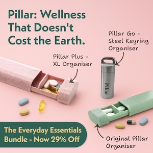 Può includere: L'immagine presenta tre organizzatori di pillole: un organizzatore XL rosa, un organizzatore portachiavi in acciaio argentato e un organizzatore originale verde. Gli organizzatori rosa e verde sono aperti, mostrando pillole. Testo: "Pillar: Wellness That Doesn't Cost the Earth."