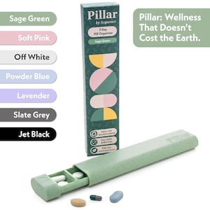 Może przedstawiać: Szałwiowy 7-dniowy organizer na tabletki marki Pillar by Sequence z pasującym pionowym pudełkiem. Pudełko zawiera tekst Pillar by Sequence, 7-Day Pill Organizer, Sage Green oraz Pillar: Wellness That Doesn't Cost the Earth. Zawiera opcje kolorystyczne.