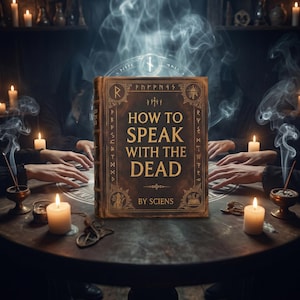 Puede incluir: Un libro de tapa dura rectangular de color marrón oscuro titulado HOW TO SPEAK WITH THE DEAD BY SCIENS, con letras doradas y diseños de bordes intrincados con símbolos rúnicos, colocado sobre una mesa redonda rodeada de velas encendidas y humo.