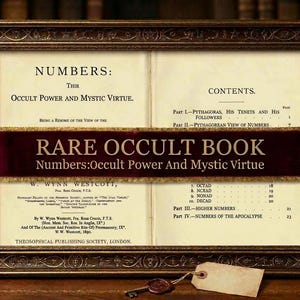 Könnte beinhalten: Ein gerahmter Druck eines aufgeschlagenen Buches mit dem Titel Numbers: Their Occult Power and Mystic Virtue von W. Wynn Westcott. Der Rahmen ist dunkelbraun mit aufwendigen Schnitzereien. Ein dunkelrotes Banner in der Mitte zeigt RARE OCCULT BOOK in Gold.