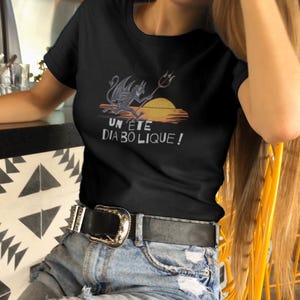 T-shirt da donna in cotone biologico - Diavolo sulla spiaggia al tramonto - "Un'estate diabolica" - Stile estivo originale