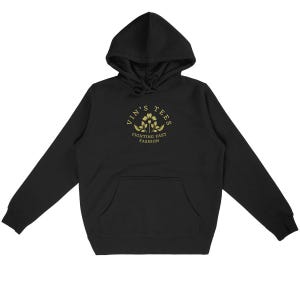 Pode incluir: Moletom preto com capuz com cordão e bolso canguru. A frente apresenta um logotipo dourado com o texto "VIN'S TEES FIGHTING FAST FASHION". O moletom é feito de um material macio e confortável.